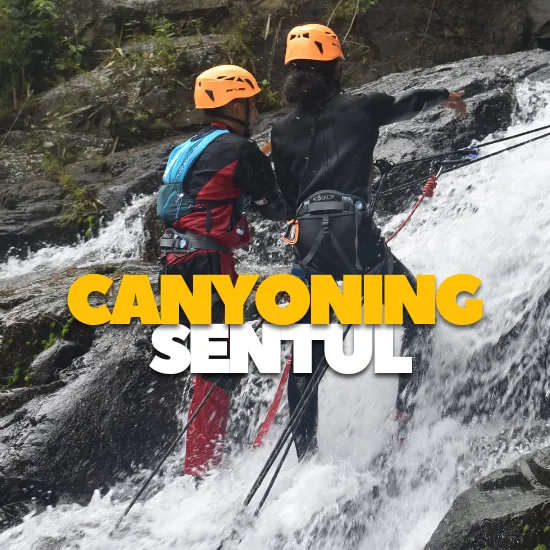Peserta dan Guide sedang canyoning di tebing curug cibingbin