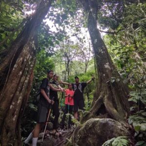 photo peserta menuju curug ngumpet