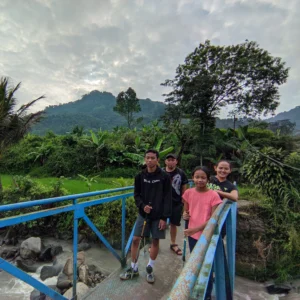 photo peserta di jembatan biru cibingbin