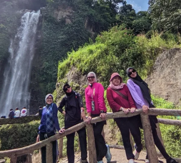 photo depan curug bidadari