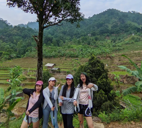 photo hiking leuwi hejo lewat persawahan