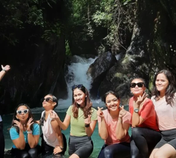 Peserta trekking bersama private guide sentul