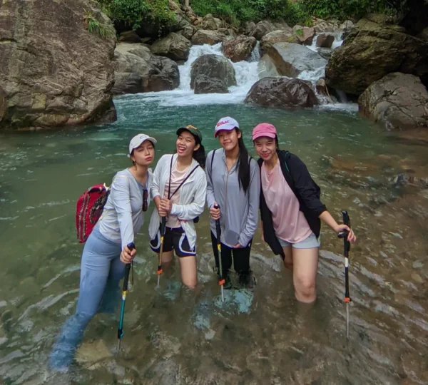 Photo melintasi sungai di leuwi hejo
