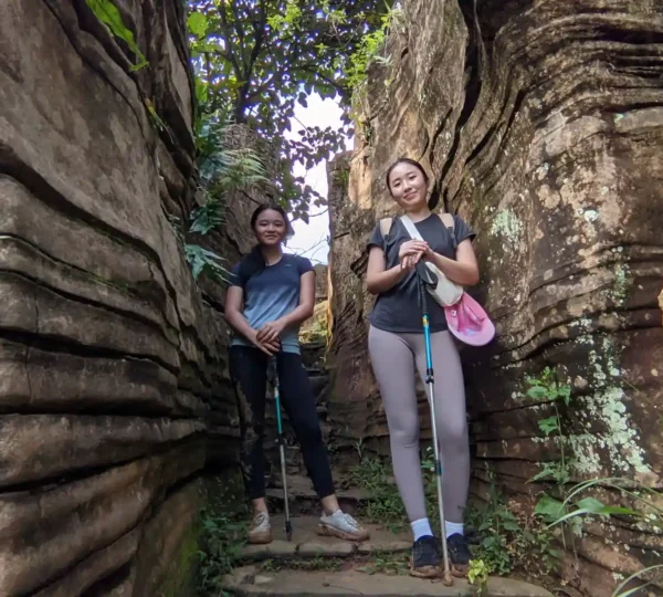Photo peserta hiking di batuan goa garunggang