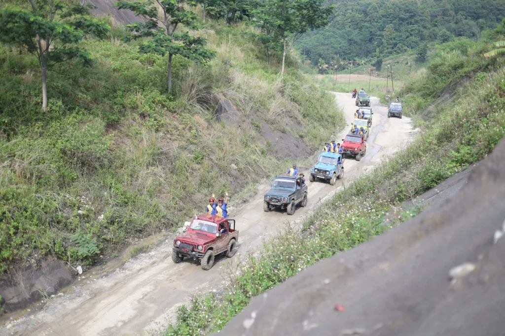 Dokumentasi mobil offroad melewati bukit