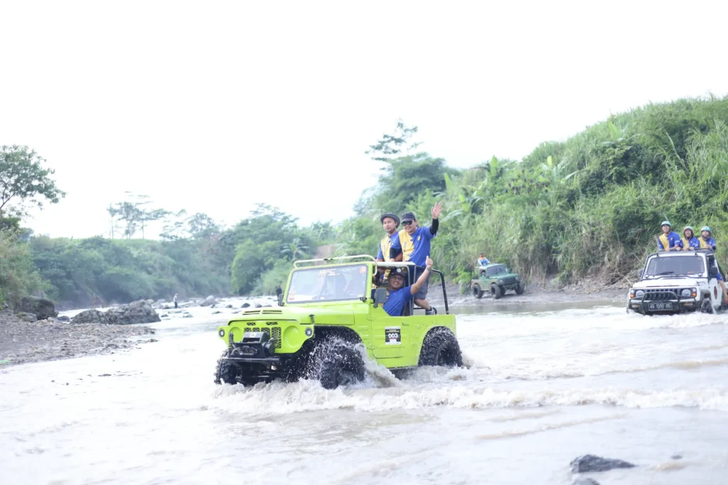 Photo Offroad melintasi sungai