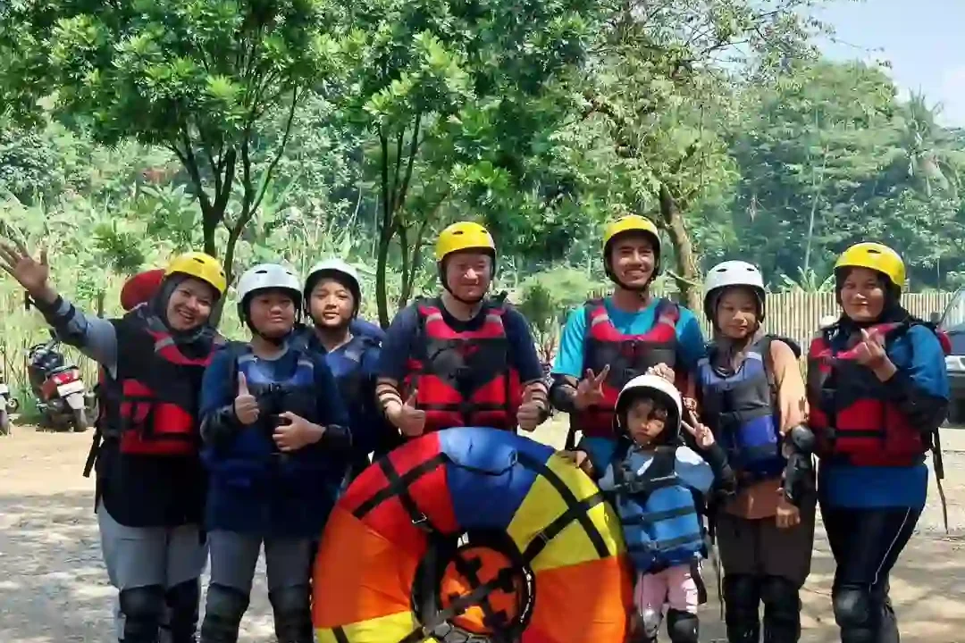 Kegiatan wisata tubing disentul cocok untuk keluarga