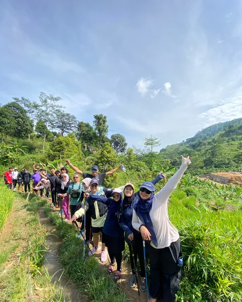 Photo peserta di jalur trekking