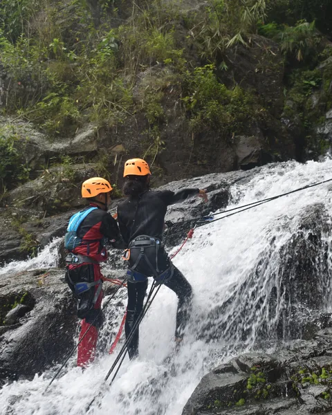 photo peserta canyoning sedang shower climbing