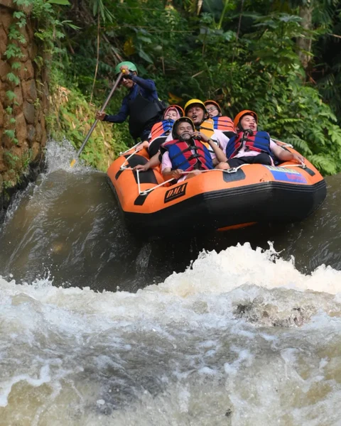 Photo peserta di atas perahu