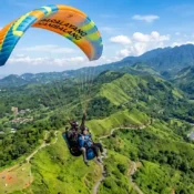 Wisata penerbangan tandem paralayang di Bukit Hambalang Sentul Bogor