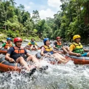 Aktivitas wisata river tubing menyusuri sungai alami di Sentul Bogor